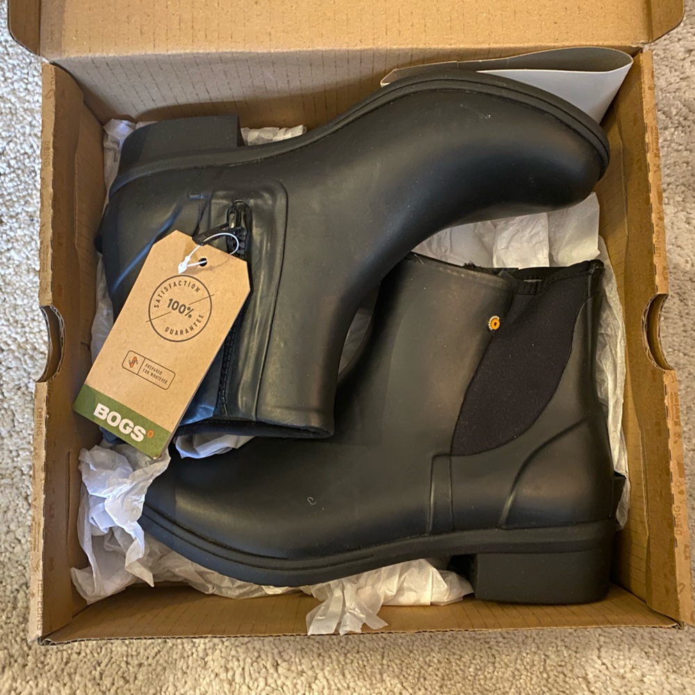 Bogs Auburn heeled rubber rain bootie with zipper, black, size 8